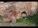 01504 ostia - regio ii - insula vi - casa del soffitto dipinto (ii,vi,5-6) - via della corporazzioni - 4. laden von norden - bar - detail - 12-2018.jpg